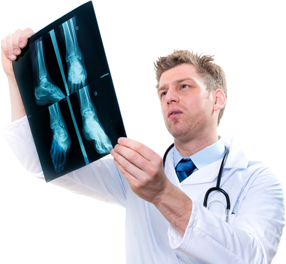 Especialista revisando radiografía